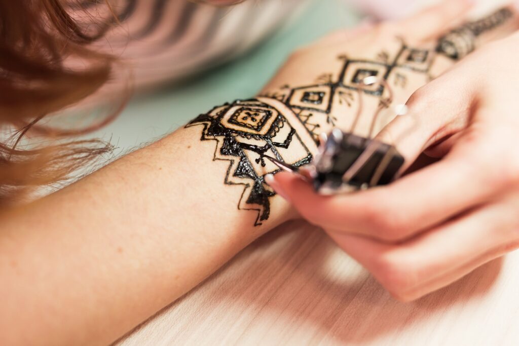 drawing process of henna menhdi ornament on woman 2026 01 08 22 39 25 utc