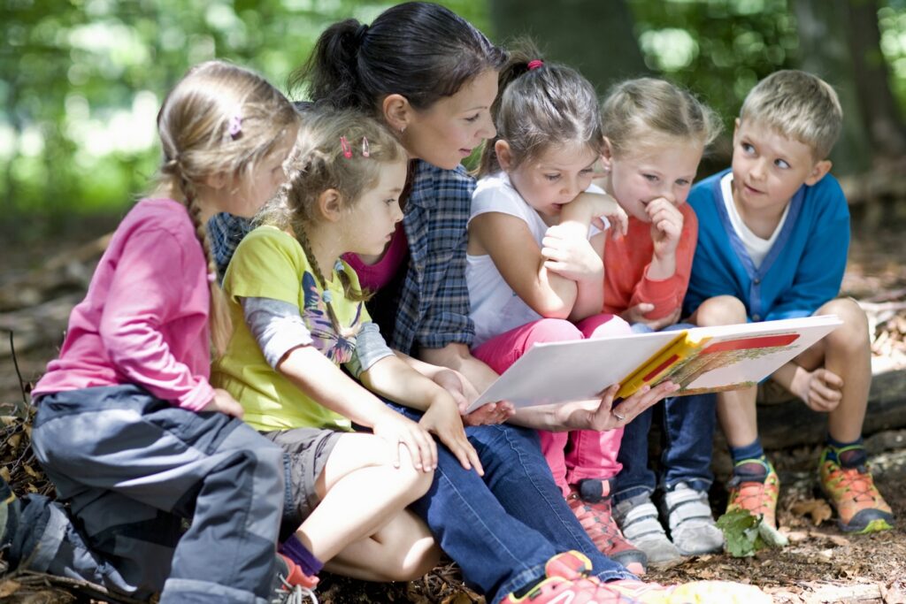 kindergarten teacher reading with kids in a wood k 2026 01 11 09 35 37 utc